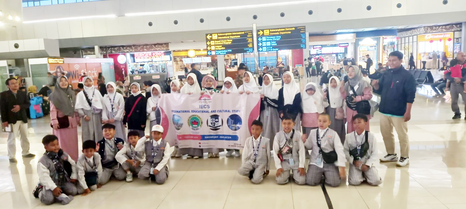SISWA STUDENT ONE MELAWAT KE SINGAPURA DAN MALAYSIA (SO-IECS series, Bagian 1)