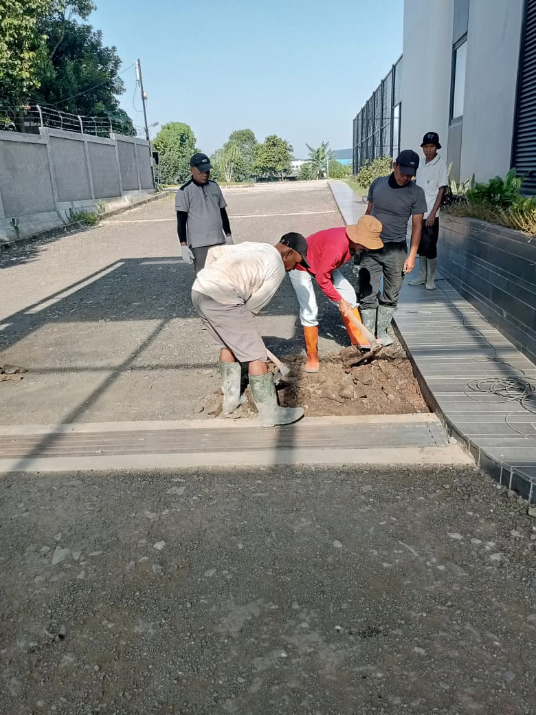 Student One Lakukan Pembetonan Jalan Akses SMP VIS